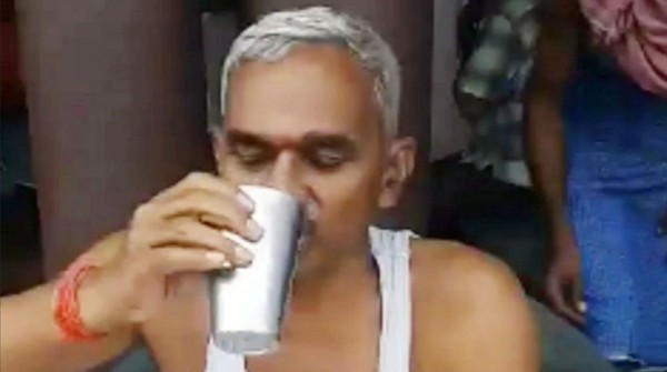 ▲▼印度議員喝牛尿對抗新冠肺炎。（圖／翻攝自推特／@ANINewsUP）