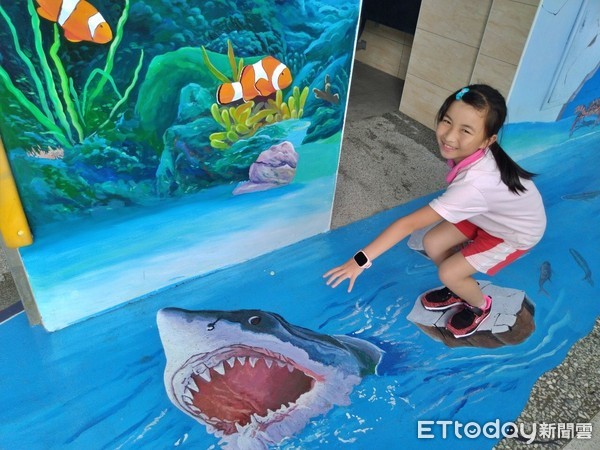 ▲基隆國小老舊廁所變身美術館、水族館 融入藝術共享公民美學。（圖／記者郭世賢翻攝）