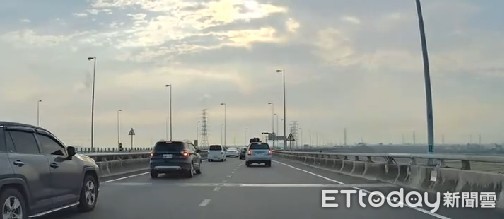 ▲民眾駕車車行國道1號台南路段，因變換車道未使用或未全程使用方向燈，連吃國道警方3張紅單。（圖／記者林悅翻攝，下同）