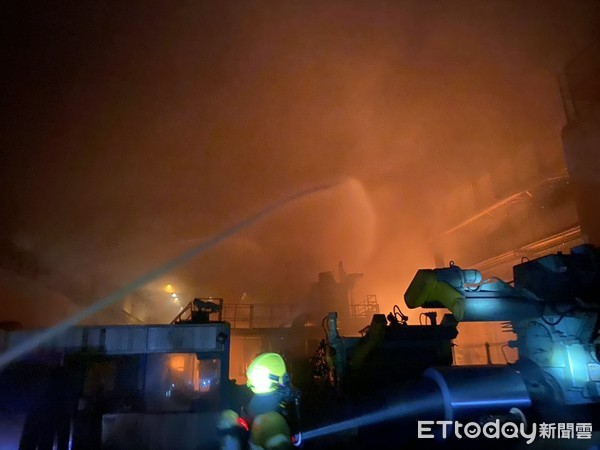▲▼高雄燁聯鋼鐵油槽燃燒大火。（圖／記者吳世龍翻攝）