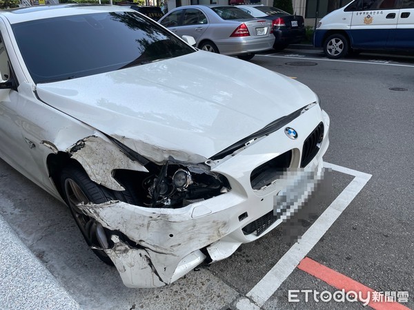 ▲▼台中西區自小客車撞上路邊BMW後竟棄車逃逸。（圖／記者游瓊華翻攝）