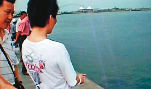 王志豪落網後被警方帶到高雄興達港現場，還原犯案經過。（東森新聞提供）