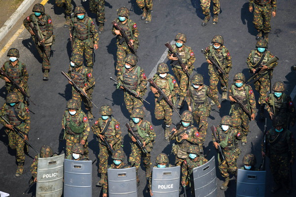 ▲▼緬甸軍事政變，軍人在街頭鎮壓示威者。（圖／路透）