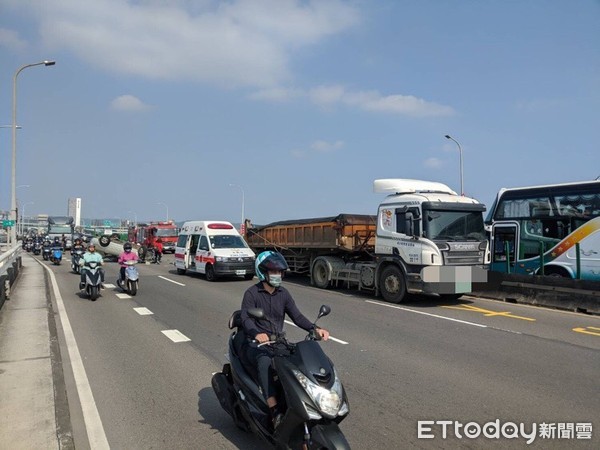▲▼新北中山橋車禍，現場車流回堵2公里 。（圖／記者游宗樺翻攝）