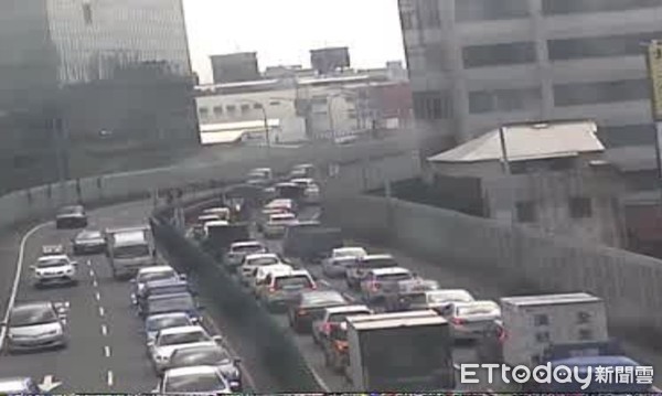 ▲▼新北中山橋車禍，現場車流回堵2公里 。（圖／記者游宗樺翻攝）