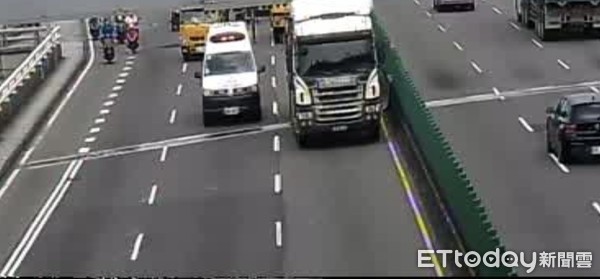 ▲▼新北中山橋車禍，現場車流回堵2公里 。（圖／記者游宗樺翻攝）