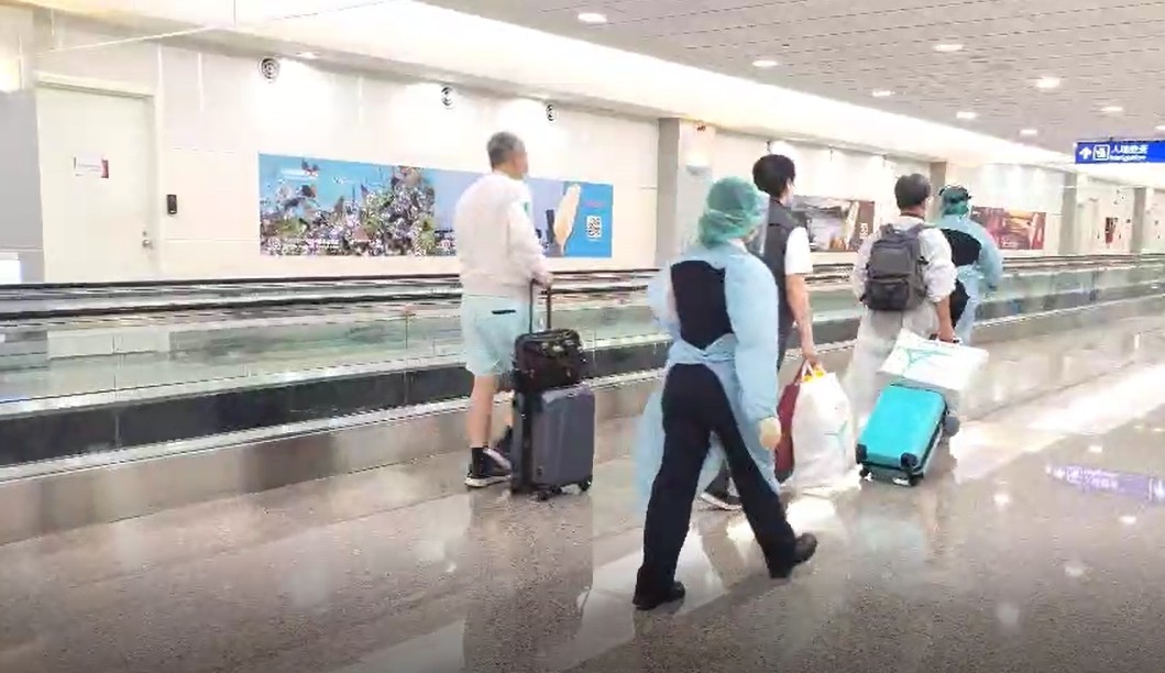 ▲▼印度僑民搭乘日本航空班機抵達桃園機場。（圖／地方中心翻攝）