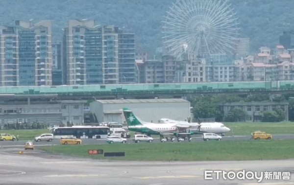 ▲▼立榮航空10日疑似迫降松山機場。（圖／記者還彥傑攝）