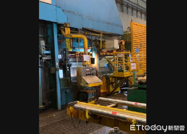 ▲燁聯大火，另一抛光研磨線正在運作中   。（圖／記者洪靖宜翻攝）