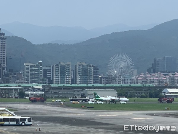 立榮航班驚傳爆胎迫降松機。（圖／記者蔡玟君攝）