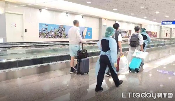 ▲▼印度僑民搭乘日本航空班機抵達桃園機場。（圖／記者沈繼昌攝）