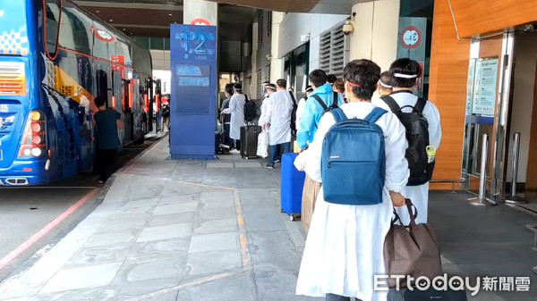 印度旅客入境搭乘遊覽車前往集中檢疫所。（圖／地方中心翻攝）