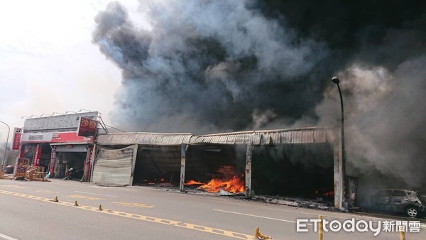 ▲▼彰化沙發工廠火警。圖／記者唐詠絮翻攝）