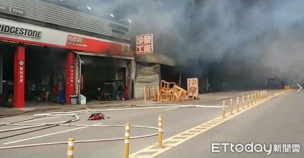 ▲▼彰化沙發工廠火警。圖／記者唐詠絮翻攝）