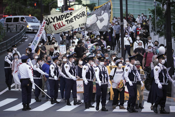 ▲▼ 日本東京奧運田徑測試賽9日登場之際，百名民眾場外抗議，主張東奧應該停辦。（圖／達志影像／美聯社）