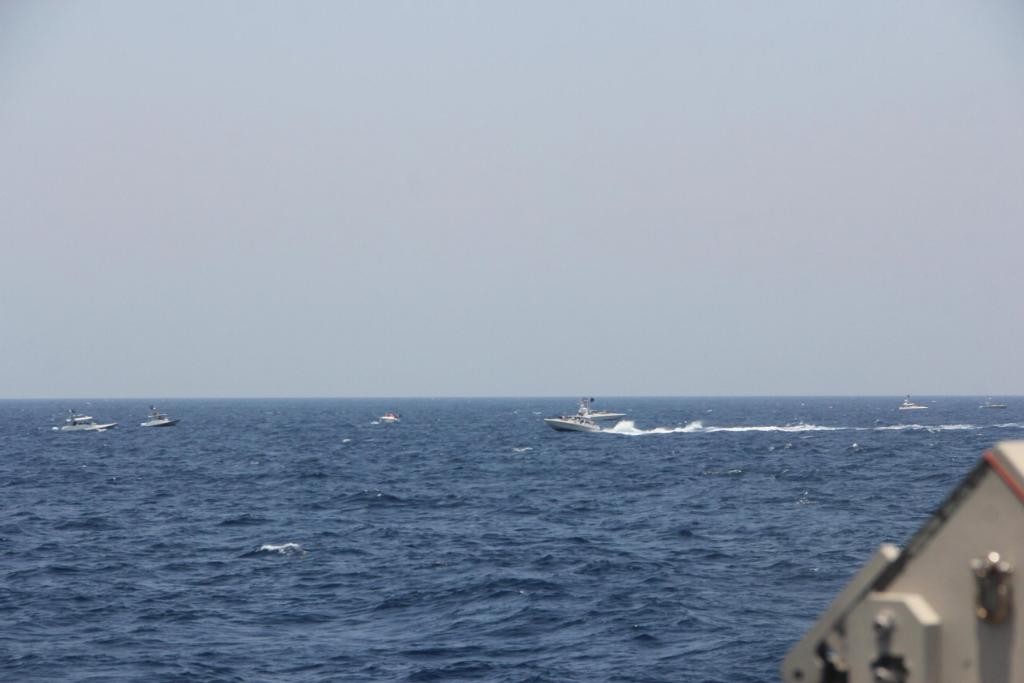 ▲▼ 伊朗快艇逼近 荷莫茲海峽美艦警告射擊驅離。（圖／翻攝自美國海軍推特）