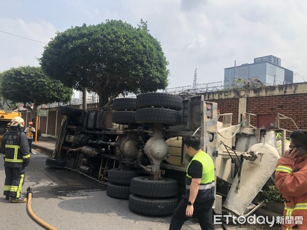 ▲新北市汐止區中興路工建路口10日下午發生一起水泥預拌車轉彎翻車意外，所幸駕駛僅輕傷。（圖／記者張君豪翻攝）