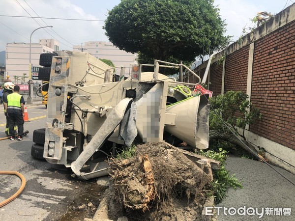 驚險瞬間 汐止水泥預拌車左轉翻車倒路邊後方機車奇蹟閃過 Ettoday社會新聞 Ettoday新聞雲