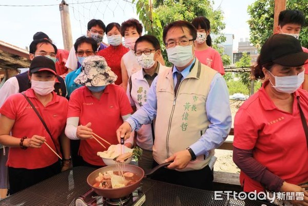 ▲台南市長黃偉哲前往視察「中洲麻油客棧」，並聽取仁德區公所簡報區政成果。（圖／記者林悅翻攝，下同）