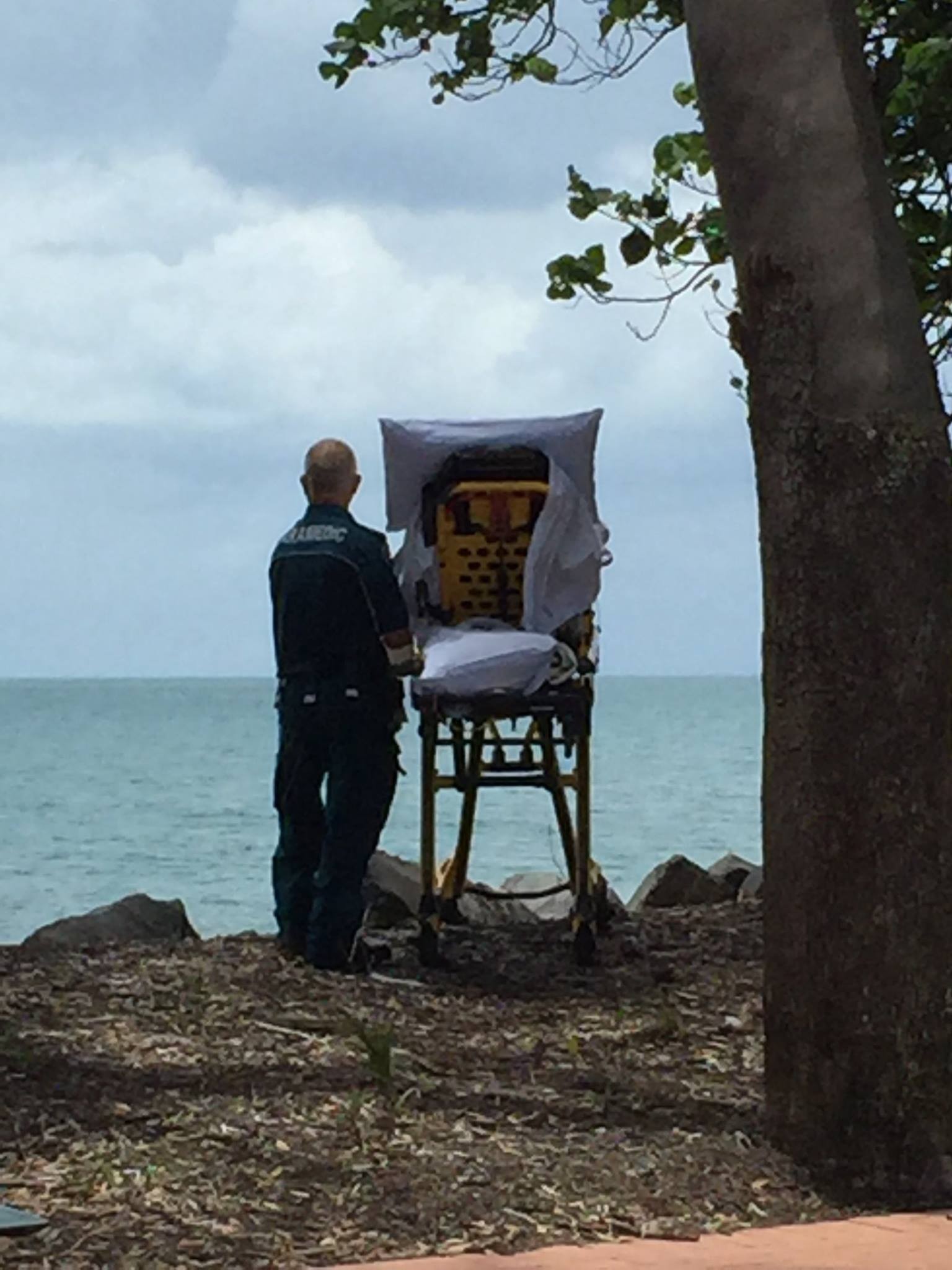 ▲格雷姆帶女病患去看海，這張背影照感動萬人。（圖／翻攝自Queensland Ambulance Service臉書）