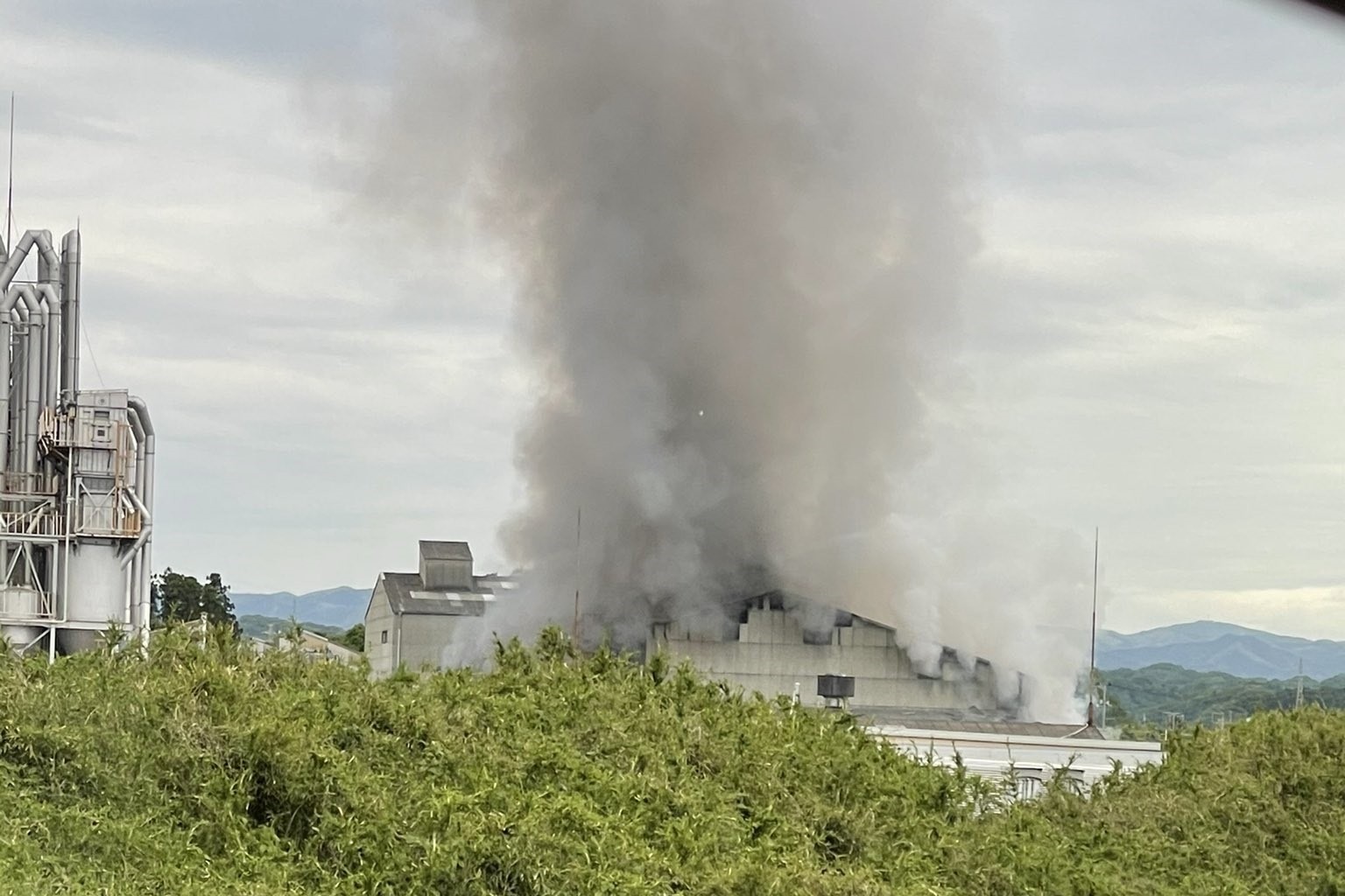 ▲▼日本福島堺化學工業湯本工廠發生爆炸。（圖／翻攝自推特／@mameteppo430707）