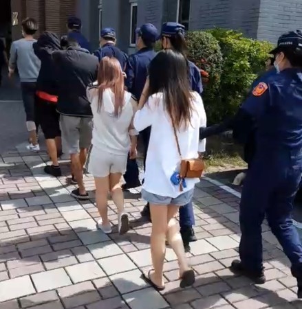 ▲▼警方帶回兩派鬥毆的8人。（圖／民眾提供）