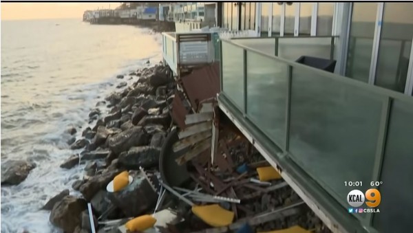 ▲▼陽台上的物品與碎玻璃散落一地。（圖／翻攝自YouTube／CBS Los Angeles）