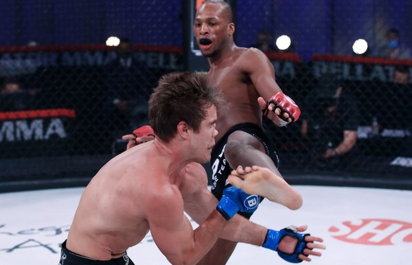 ▲美國格鬥選手安德森（左）鼻梁被踢成「噁心S型」。（圖／翻攝自推特MMA）