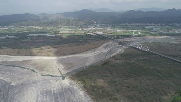 ▲▼高雄市攜手第七河川局出動空拍機掌握荖濃溪流向，確保水流進入高屏溪集水區內。（圖／高雄市水利局提供）