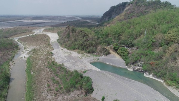 ▲▼高雄市攜手第七河川局出動空拍機掌握荖濃溪流向，確保水流進入高屏溪集水區內。（圖／高雄市水利局提供）