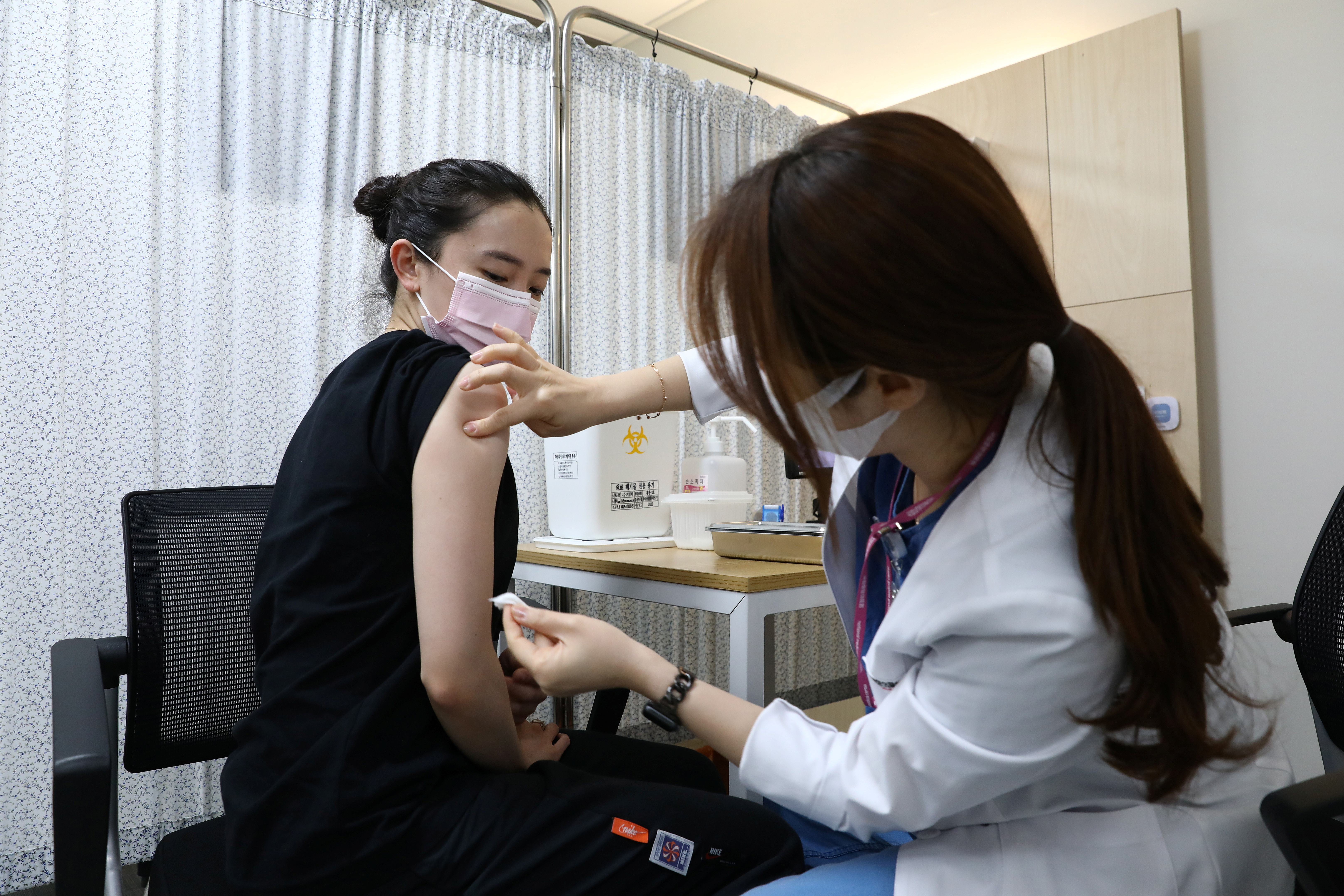 ▲▼南韓政府決定優先支援接種疫苗後出現嚴重副作用者，就算被判定與疫苗無關，也可優先獲得最多1千萬韓元賠償。（圖／路透社）
