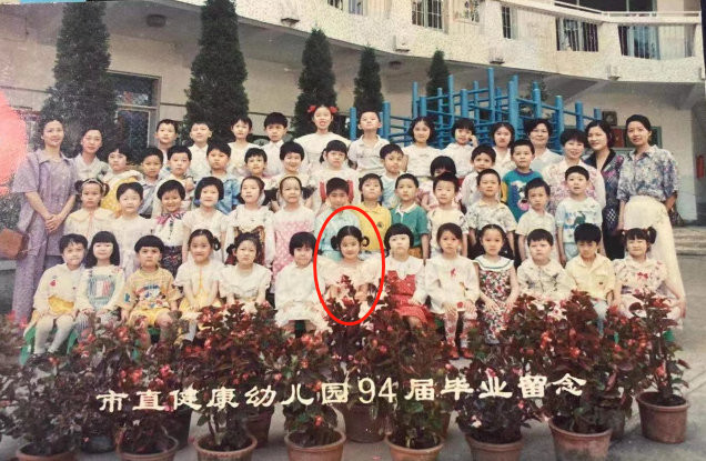 ▲網友挖出劉亦菲幼稚園舊照。（圖／翻攝自微博／明星愛街拍）