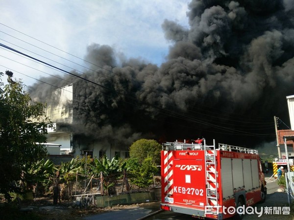▲▼彰化保麗龍工廠11日驚傳火警。（圖／記者唐永絮翻攝）