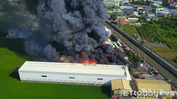 ▲▼彰化保麗龍工廠11日驚傳火警。（圖／記者唐永絮翻攝）