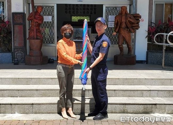 ▲▼ 饒慶鈴偕同同濟會致贈15具「大型遮陽傘」，提供台東關山警執勤「涼一夏」！ 。（圖／記者楊漢聲翻攝，下同）