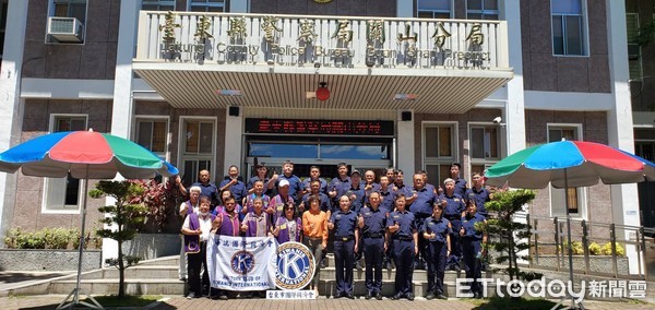 ▲▼ 饒慶鈴偕同同濟會致贈15具「大型遮陽傘」，提供台東關山警執勤「涼一夏」！ 。（圖／記者楊漢聲翻攝，下同）