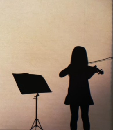 ▲▼小周周拉小提琴，網友發現和《前世情人》MV畫面一模一樣。（圖／翻攝自微博）