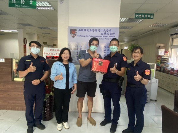 ▲▼民眾心悸警察護送送醫。（圖／記者黃子茜翻攝）