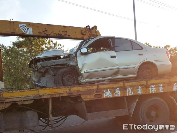 ▲12日清晨78線快速道路斗南匝道，一輛自小客車疑似車速過快，撞上出口標誌基座，車上兩名男子傷勢嚴重送醫搶救後仍回天乏術。（圖／記者蔡佩旻翻攝）