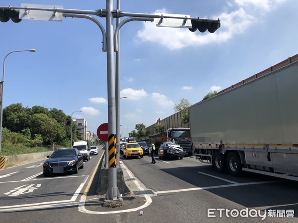 ▲▼台南大灣交流道傳追撞車禍。（圖／民眾提供）