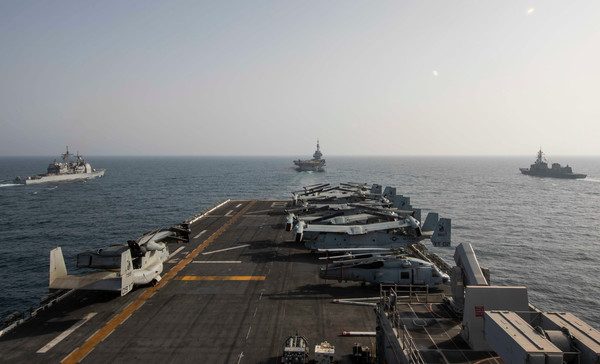 ▲▼美軍馬金島號直昇機登陸平台艦（USS Makin Island）2021年3月19日於阿拉伯海，左方有美國皇家港號導彈巡洋艦、前方為法國戴高樂號航母、右方則是日本有明號驅逐艦（Ariake）。（圖／達志影像／美聯社）