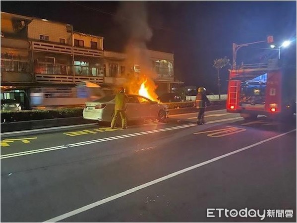 ▲台27線新園段自小客車邱撞自小貨車起火             。（圖／記者陳崑福翻攝，以下同）