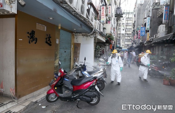 ▼先前本土疫情爆發，台北市萬華區大消毒。（資料照／記者屠惠剛攝）