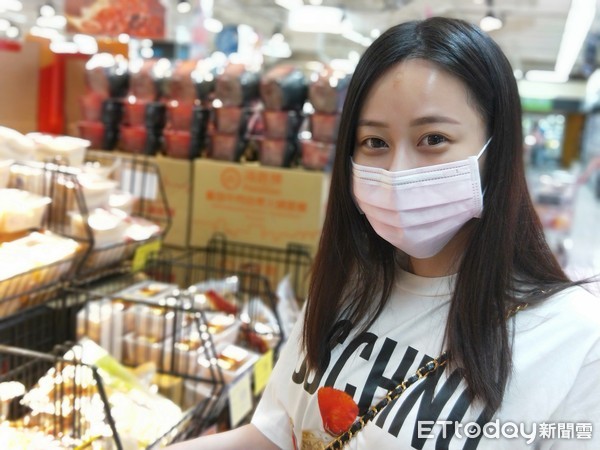 ▲從事美容業的王小姐表示，因為疫情更嚴重而來買物資，但不會太擔心，相信台灣的防疫政策。（圖／記者陳雕文攝）