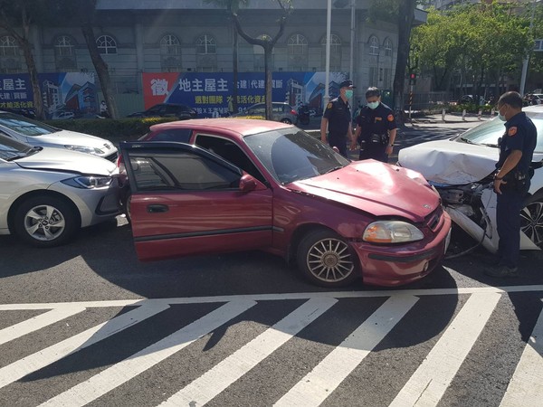 ▲▼  男子酒後駕車攔檢不停逃逸，結果意外撞上另一輛車           。（圖／記者黃子倩翻攝）