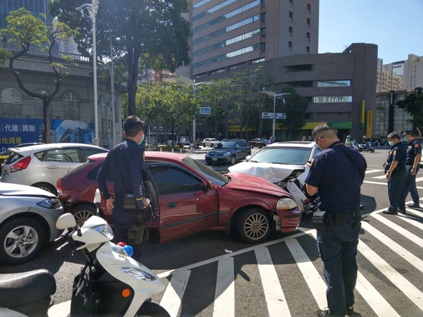 ▲▼  男子酒後駕車攔檢不停逃逸，結果意外撞上另一輛車           。（圖／記者黃子倩翻攝）