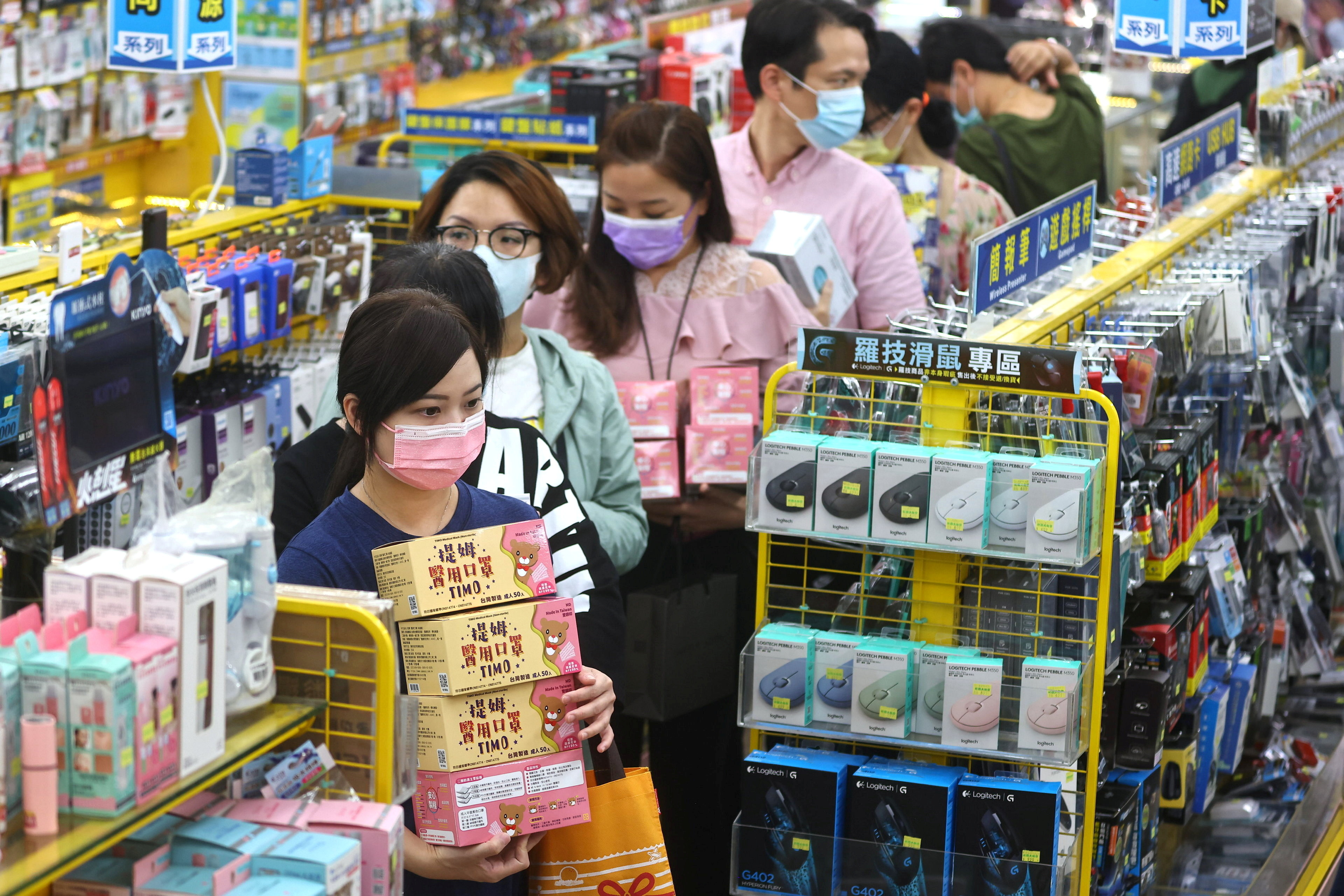▲▼台灣疫情升溫，12日許多民眾搶購泡麵與口罩等民生物資。（圖／路透）
