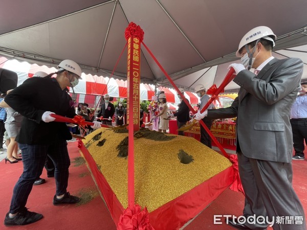 ▲▼  新北市汐止區樟樹二路「微笑昇樺」開工、樣品屋,昇樺建設總經理谷念勝,汐止危老案,建案模型      。（圖／記者張菱育攝）