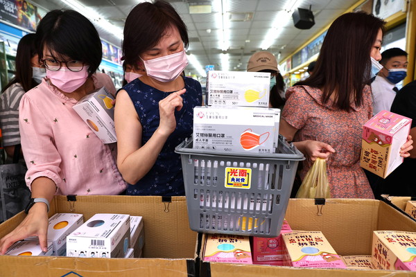 ▲▼台灣疫情升溫，12日許多民眾搶購泡麵與口罩等民生物資。（圖／路透）