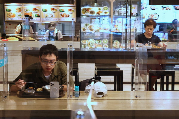 ▲▼台灣12日突增16例本土病例，許多賣場與餐廳紛紛加強消毒作業。（圖／路透）